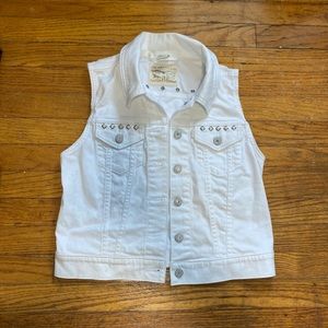 White jean Levi’s vest